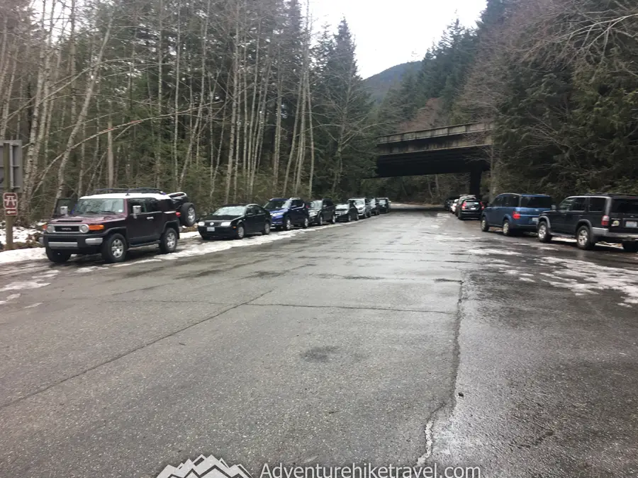 franklin falls winter hike parking traffic. Make sure you arrive either early morning or late evening if you want to have the falls to yourself. We started the hike right around 8 am on a Monday and arrived back at the car around 11 am. Made good time even with stopping to eat lunch and to take lots of pictures. There were only 2 other people at the falls when we arrived, but as we were leaving we passed many groups of people and saw at least 25 cars parked along the side of the road.