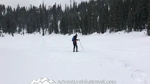 Looking for an easy snowshoeing destination with gorgeous views? Check out the Skyline Lake Trail in Washington State. This short yet steep hike has stunning mountain peaks and snow-covered boulder fields leading to a frozen lake. This is a great place to spend a fun-filled day in the mountains.