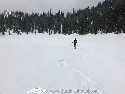 Looking for an easy snowshoeing destination with gorgeous views? Check out the Skyline Lake Trail in Washington State. This short yet steep hike has stunning mountain peaks and snow-covered boulder fields leading to a frozen lake. This is a great place to spend a fun-filled day in the mountains.