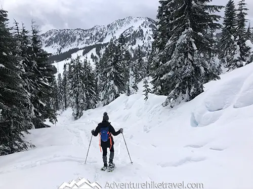 Looking for an easy snowshoeing destination with gorgeous views? Check out the Skyline Lake Trail in Washington State. This short yet steep hike has stunning mountain peaks and snow-covered boulder fields leading to a frozen lake. This is a great place to spend a fun-filled day in the mountains.