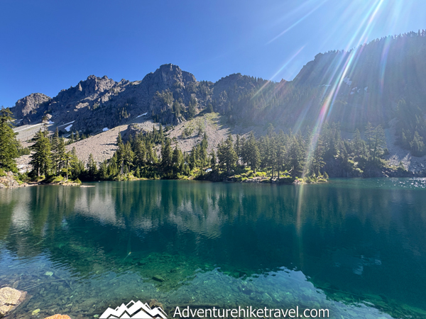 If you’re searching for an unforgettable day hike near Snoqualmie Pass, Melakwa Lake is it! This Alpine Lakes Wilderness trail offers lush forests, rushing rivers, waterfalls, a natural rock waterslide, rugged terrain, and a jaw-dropping turquoise alpine lake framed by dramatic peaks. #MelakwaLakeHike