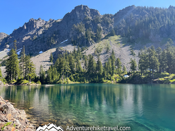 Experience the stunning alpine beauty of Melakwa Lake in Washington’s Alpine Lakes Wilderness. This challenging day hike via Denny Creek Trail rewards you with turquoise waters, waterfalls, wildflowers, and incredible mountain views near Snoqualmie Pass. Perfect for hikers seeking a full-day adventure! #MelakwaLakeHike